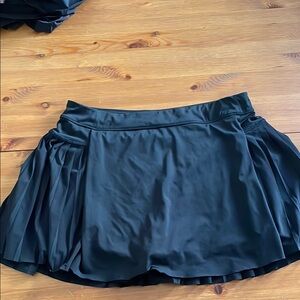 Athleta Black Mini Skater Skirt with Pleated Design for Athletic Occasions